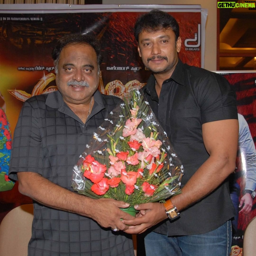 Darshan Thoogudeepa Instagram - ಎಂದಿಗೂ ಮಾಸದ ಅಂಬಿ ಅಪ್ಪಾಜಿಯ ಸವಿ ನೆನಪುಗಳು. ಇಂದಿಗೂ ಅವರು ನಮ್ಮನ್ನು ಕಾಯುತ್ತ ಆಶೀರ್ವದಿಸುತ್ತಾ ನಮ್ಮೊಂದಿಗೆ ಇದ್ದಾರೆ. ಹುಟ್ಟು ಹಬ್ಬದ ಹಾರ್ದಿಕ ಶುಭಾಶಯಗಳು ಅಪ್ಪಾಜಿ. One and only #RebelStar ❤️
