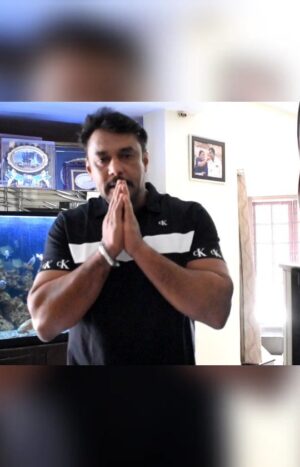 Darshan Thoogudeepa Instagram - ಪ್ರೀತಿಯ ಅಭಿಮಾನಿಗಳಲ್ಲಿ ನಿಮ್ಮ ದಾಸ ದರ್ಶನ್ ತೂಗುದೀಪ ಮಾಡುವ ವಿನಂತಿ. 
2021ರ ಕರಾಳ ದಿನಗಳು ಮತ್ತೆ ಮರುಕಳಿಸದಿರಲಿ, ಕೋವಿಡ್ ಇಂದ ಸಂಪೂರ್ಣವಾಗಿ ನಮ್ಮ ಜನತೆ ಚೇತರಿಸಿಕೊಳ್ಳಲಿ ಎಂಬ ಕಾರಣದಿಂದ ನನ್ನ ಹುಟ್ಟುಹಬ್ಬವನ್ನು ಈ ಬಾರಿಯೂ ಸಹ ಸರಳವಾಗಿರಲೆಂದು ನಿರ್ಧರಿಸಿದ್ದೇನೆ. ಈ ಬಾರಿಯೂ ಬೆಂಗಳೂರಿನಲ್ಲಿ ನಾನು ಈ ಸಮಯದಲ್ಲಿರುವುದಿಲ್ಲ. ಬಹಳಷ್ಟು ದೂರದಿಂದ ಮನೆಯ ಹತ್ತಿರ ಬಂದು ನಿರಾಶರಾಗದಿರಿ. ನಿಮ್ಮೆಲ್ಲರನ್ನು ನೋಡಿ ಮುಖಾಮುಖಿಯಾಗುವ ಹಂಬಲವೂ ನನಗೂ ಸಾಕಷ್ಟಿದೆ. ಇವೆಲ್ಲದಕ್ಕೂ ಸದ್ಯದ ಪರಿಸ್ಥಿತಿ ಸೂಕ್ತವಲ್ಲವೆಂಬುದು ನನ್ನ ಭಾವನೆ. ಆದಷ್ಟು ಬೇಗ ನಿಮ್ಮೆಲ್ಲರನ್ನು ಭೇಟಿ ಮಾಡುವೆ ಎಂದು ನಂಬಿದ್ದೇನೆ. 
ನನ್ನ ಬಗ್ಗೆ ಇಷ್ಟೆಲ್ಲಾ ಪ್ರೀತಿ ಅಭಿಮಾನ ಇಟ್ಟಿರುವ ನೀವು ನನ್ನ ಈ ಕೋರಿಕೆಯನ್ನು ನಡೆಸಿಕೊಡುವಿರಿ ಎಂದು ನಂಬಿರುತ್ತೇನೆ.

ಇಂತಿ ನಿಮ್ಮ ಪ್ರೀತಿಯ
ದಾಸ ದರ್ಶನ್
