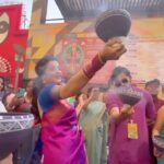 Darshana Banik Instagram - দুর্গা পুজোতে আবাসনের বাসিন্দাদের সঙ্গে কাটানো কিছু মুহূর্ত। ঢাকের তালে পা মিলিয়েছিলাম ধুনুচি নাচেও। #Cadburycelebrations #pujoshuru #celebrationshuru #durgapujo2023 @cadburycelebrations_in