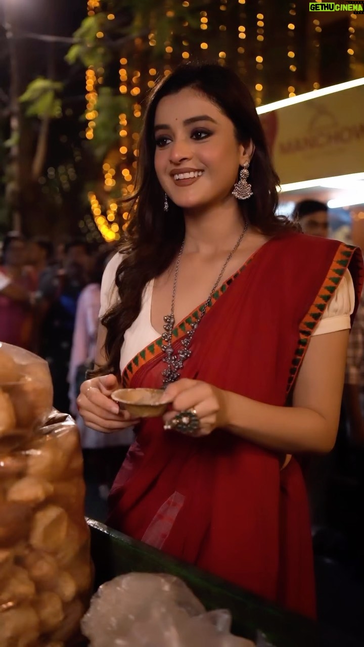 Darshana Banik Instagram - Pujor khawa dawa ar ghurte Jawar majhe khuje Pelam sustho Thakar chabikathi - Mudiali Club er pandal e! Maa Bolche - tai amio petpujo korar agey Shaban diye hath dhuye fellam. #lifebuoy # ad #staysafewithlifebuoy #reels