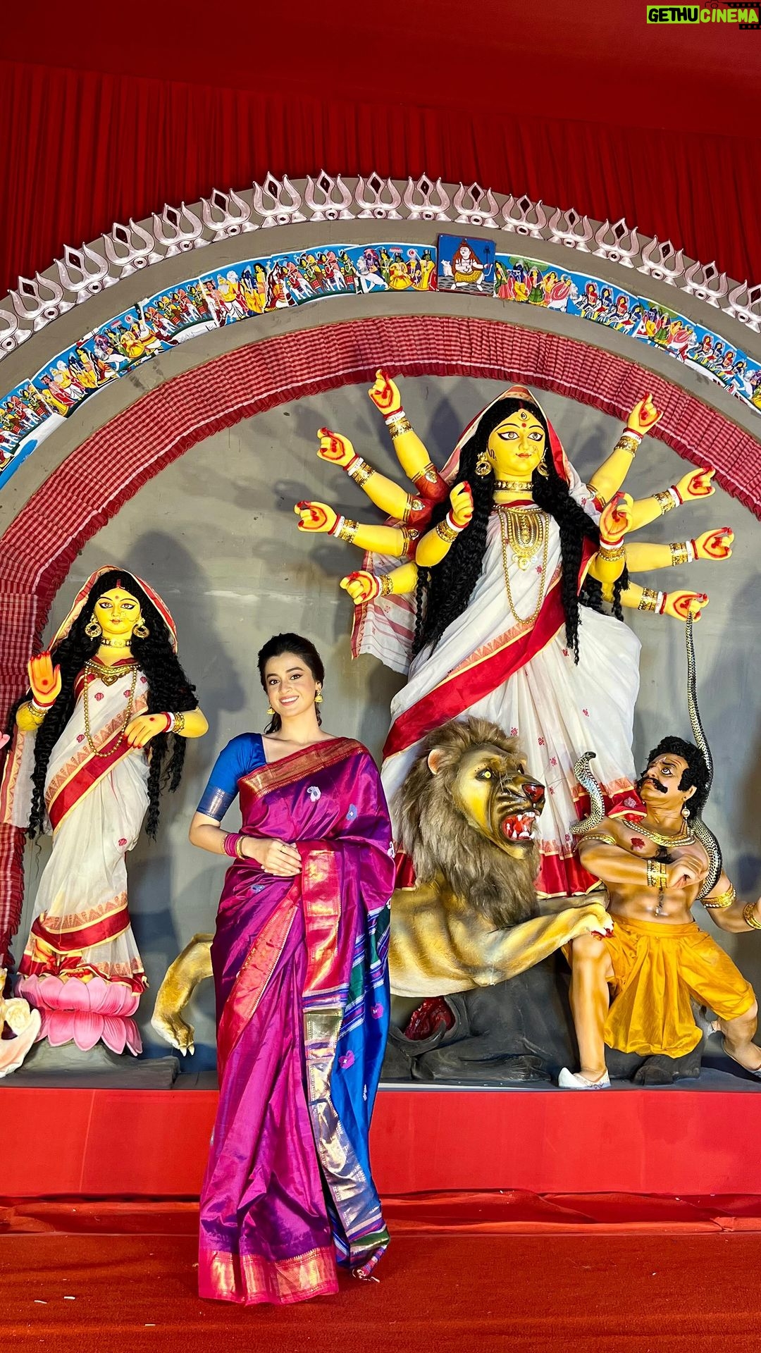 Darshana Banik Instagram - Memories from #sasthi Pujo porikroma with @anandabazarsocial ,powered by @cadburycelebrations_in #durgapuja #festival #durgapuja2023 #reels #reelsinstagram #happiness #saree #traditional #ethnic #pujo #bengali #india #favourite #song #metadurgapujosquad