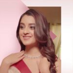 Darshana Banik Instagram - Let your heart sparkle with the enchanting beauty of GIVA Jewellery and get ready with me to embrace the vibrant celebrations of Durga Puja. Let the elegance unfold and the festivities begin! 🌟💖 #GIVA #LagePyaaraJagSaara #MoonLitWithGIVA #DurgaPujaElegance #GIVAJewellery #FestiveGlam