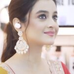 Darshana Banik Instagram - Pujo aasche🥳 It’s the best feeling in the world! Because Pujo season comes alive with the most beautiful festive sound, and there is no better way to get immersed in it than with @JBLIndia ✨ I found the gift of #perfectsound right here at Bhajanlal, E-Mall! Come with me as I check out the JBL Tune Series 🎧🎶 Celebrate Durga Puja with @JBLIndia #PerfectSound . Get 25% instant cashback OR one EMI free with no cost EMI (EMI starts from INR 2999)😲 #JBLxDarshana #DurgaPujo #Pujo #PujoShopping #JBLSound #PujoPreparations #Celebrations #FestiveOffers
