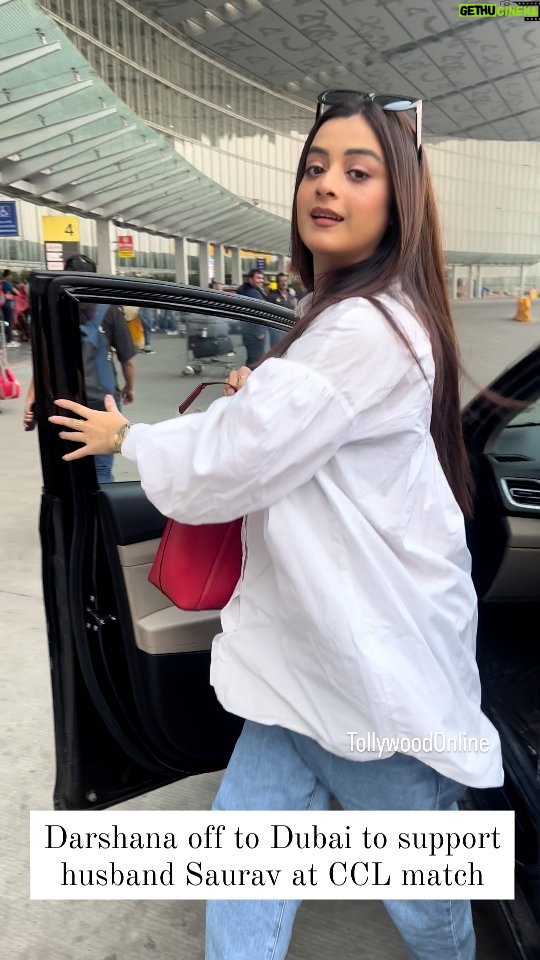 Darshana Banik Instagram - #DarshanaBanik off to #Dubai to support husband #SauravDas for today's #BengalTigers against #KeralaStrikers. Kolkata International Airport