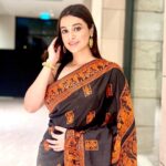 Darshana Banik Instagram - From the gala event of #deviawards @indulgexpress tonight 🖤 P.S- Durga Puja vibe is on 😬 #ootd #ethnic #traditional #saree #indian #reels #reelsinstagram #reelitfeelit #black #fashion #classic ITC Sonar Bangla