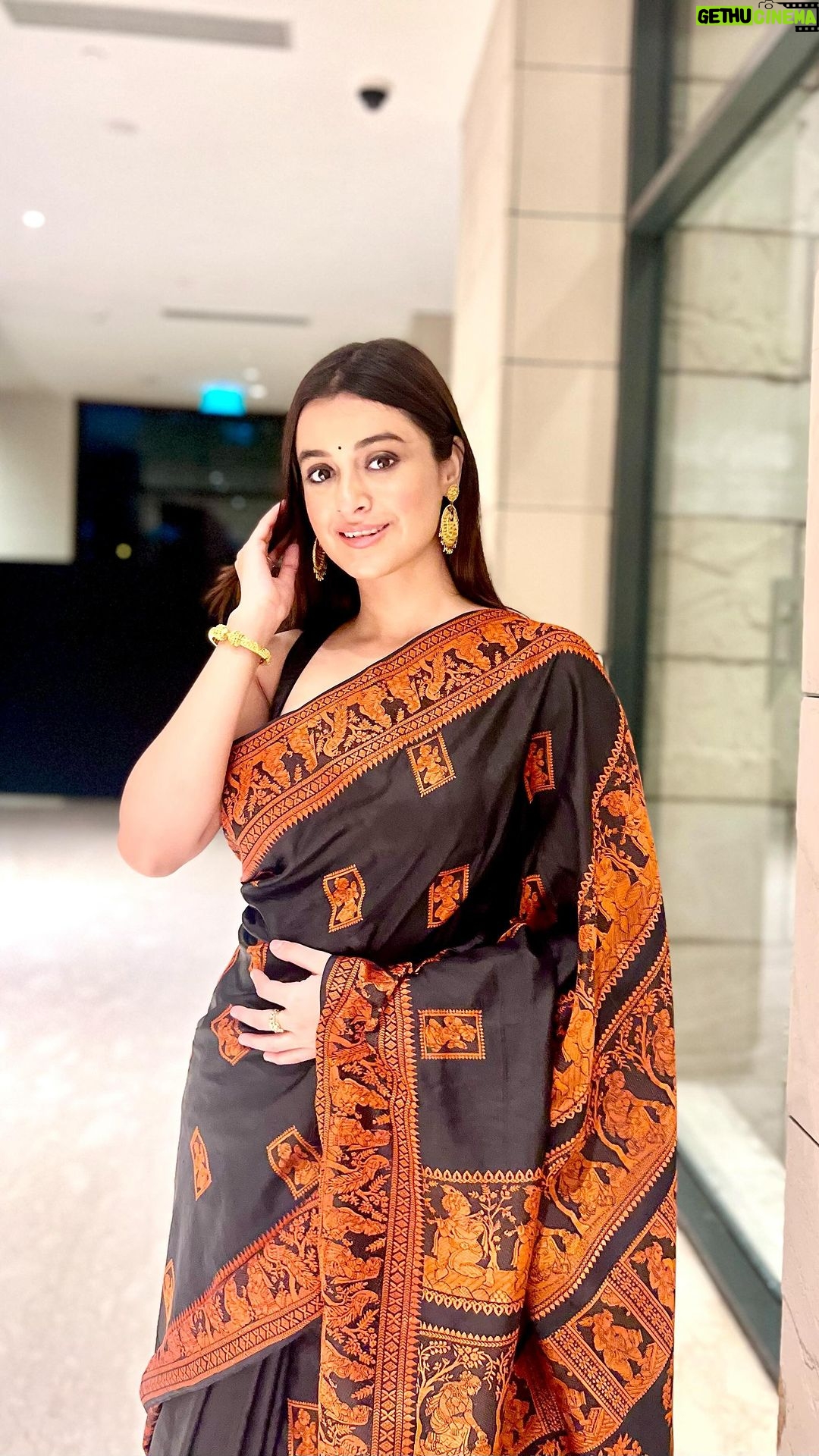 Darshana Banik Instagram - From the gala event of #deviawards @indulgexpress tonight 🖤 P.S- Durga Puja vibe is on 😬 #ootd #ethnic #traditional #saree #indian #reels #reelsinstagram #reelitfeelit #black #fashion #classic ITC Sonar Bangla