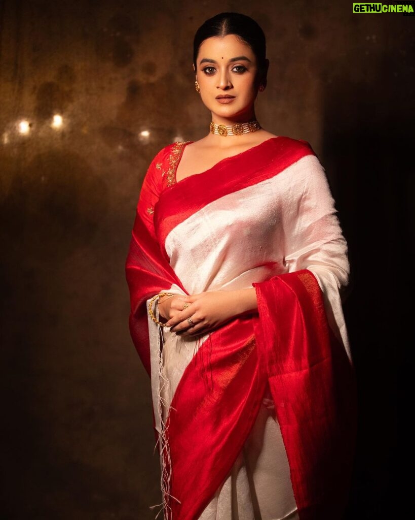 Darshana Banik Instagram - Sheer Bangaliana ❤ All decked up for @hoichoi.tv season7 launch party😬