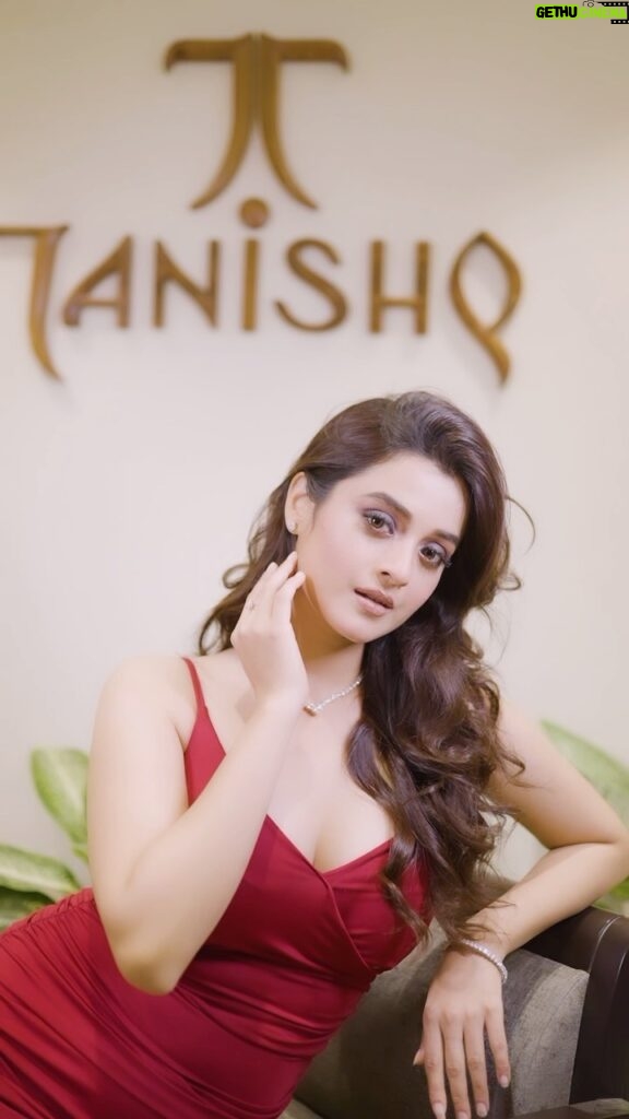 Darshana Banik Instagram - @Tanishqjewellery Take your glamorous party outfit to another level with this statement neckpiece from #Tanishq It’s sophisticated and elegant design will leave everyone in awe.