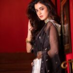 Darshana Banik Instagram - Six yards of pure grace. @aytrikaswomenattire @abhinaskarphotography @style_by_madhab @tapsee_mua