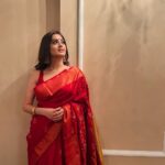 Darshana Banik Instagram – বিয়েবাড়ি in red saree,red bindi,jhumka,kohl eyes and nude lipstick. We call this #bonglook 😬

Congratulations @tapanbasu 💐
P.C- @sonipics