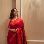 Darshana Banik Instagram - বিয়েবাড়ি in red saree,red bindi,jhumka,kohl eyes and nude lipstick. We call this #bonglook 😬 Congratulations @tapanbasu 💐 P.C- @sonipics