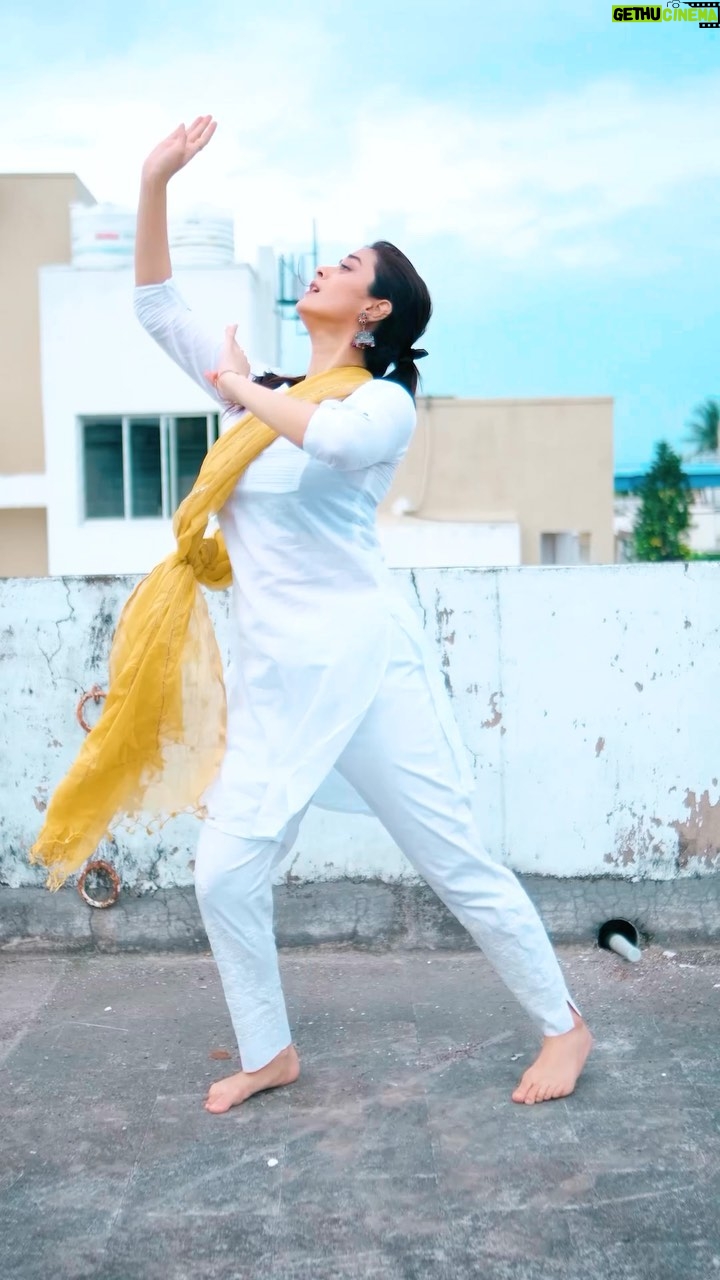 Darshana Banik Instagram - Late upload 💛 #worldmusicday #worldmusic #indianclassicaldance #reels #sunday #dance #reelsinstagram #instagood Thank you @prasanna_saikia
