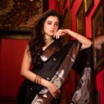 Darshana Banik Instagram - Six yards of pure grace. @aytrikaswomenattire @abhinaskarphotography @style_by_madhab @tapsee_mua