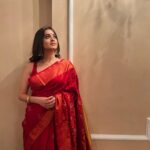 Darshana Banik Instagram – বিয়েবাড়ি in red saree,red bindi,jhumka,kohl eyes and nude lipstick. We call this #bonglook 😬

Congratulations @tapanbasu 💐
P.C- @sonipics