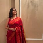 Darshana Banik Instagram - বিয়েবাড়ি in red saree,red bindi,jhumka,kohl eyes and nude lipstick. We call this #bonglook 😬 Congratulations @tapanbasu 💐 P.C- @sonipics