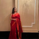 Darshana Banik Instagram - বিয়েবাড়ি in red saree,red bindi,jhumka,kohl eyes and nude lipstick. We call this #bonglook 😬 Congratulations @tapanbasu 💐 P.C- @sonipics