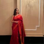 Darshana Banik Instagram – বিয়েবাড়ি in red saree,red bindi,jhumka,kohl eyes and nude lipstick. We call this #bonglook 😬

Congratulations @tapanbasu 💐
P.C- @sonipics