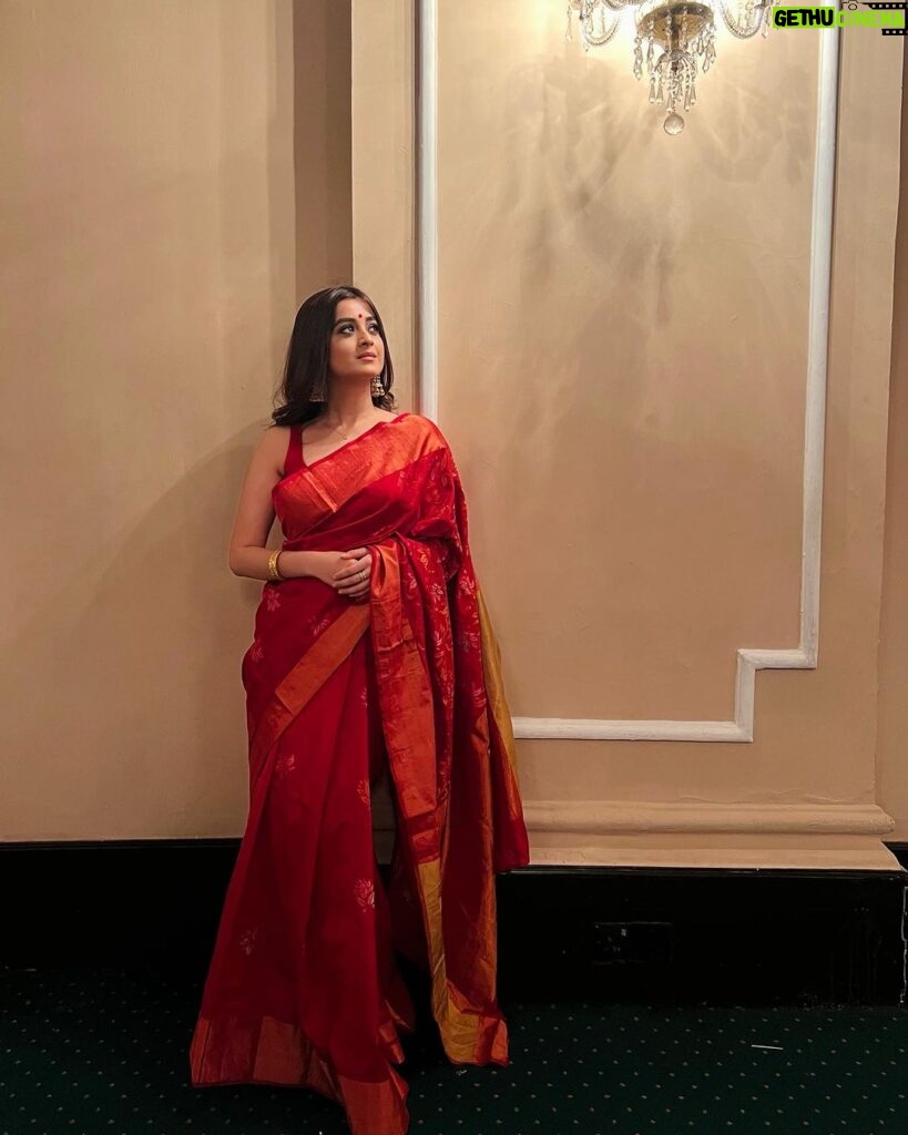 Darshana Banik Instagram - বিয়েবাড়ি in red saree,red bindi,jhumka,kohl eyes and nude lipstick. We call this #bonglook 😬 Congratulations @tapanbasu 💐 P.C- @sonipics