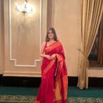 Darshana Banik Instagram - বিয়েবাড়ি in red saree,red bindi,jhumka,kohl eyes and nude lipstick. We call this #bonglook 😬 Congratulations @tapanbasu 💐 P.C- @sonipics