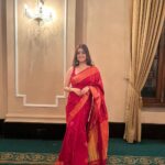 Darshana Banik Instagram – বিয়েবাড়ি in red saree,red bindi,jhumka,kohl eyes and nude lipstick. We call this #bonglook 😬

Congratulations @tapanbasu 💐
P.C- @sonipics