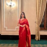 Darshana Banik Instagram - বিয়েবাড়ি in red saree,red bindi,jhumka,kohl eyes and nude lipstick. We call this #bonglook 😬 Congratulations @tapanbasu 💐 P.C- @sonipics