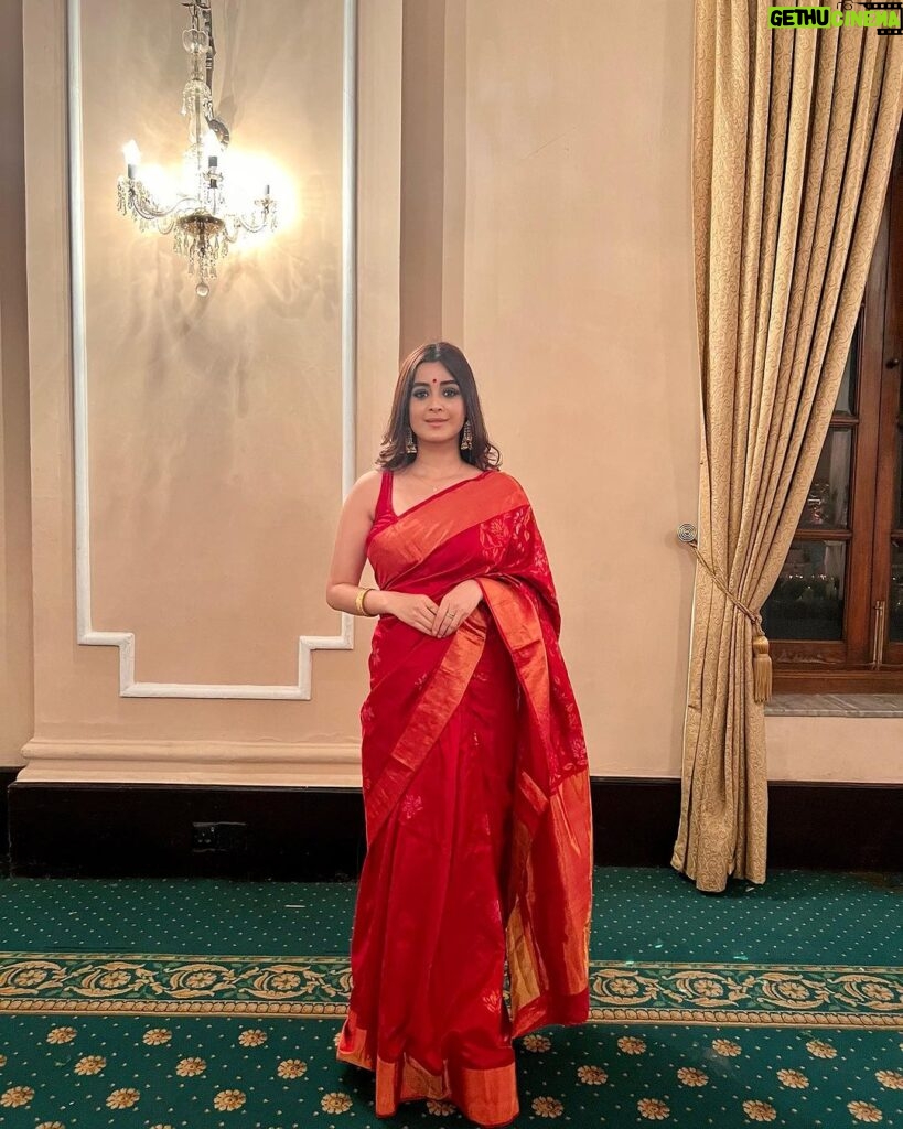 Darshana Banik Instagram - বিয়েবাড়ি in red saree,red bindi,jhumka,kohl eyes and nude lipstick. We call this #bonglook 😬 Congratulations @tapanbasu 💐 P.C- @sonipics