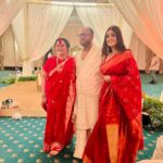 Darshana Banik Instagram - বিয়েবাড়ি in red saree,red bindi,jhumka,kohl eyes and nude lipstick. We call this #bonglook 😬 Congratulations @tapanbasu 💐 P.C- @sonipics