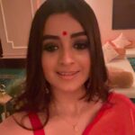 Darshana Banik Instagram - বিয়েবাড়ি in red saree,red bindi,jhumka,kohl eyes and nude lipstick. We call this #bonglook 😬 Congratulations @tapanbasu 💐 P.C- @sonipics