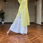 Darshana Banik Instagram - Practicing offline with my Kathak guru @prabhu_ki_niddhi_kathak in Mumbai is always a ‘to do list’ in the city ♥️ #kathak #favourite #dance #grateful #morning #morningbliss #monday #classicaldance #indian #indianculture