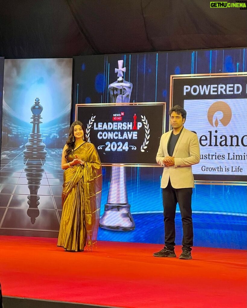 Darshana Banik Instagram - Today at #leadershipconclave #2024 hosted by @news18bangla What a beautiful event to felicitate a few notable achievers and entrepreneurs from different fields in Bengal. Congratulations to all of them 💐 And got a chance to share the stage with very handsome and my favourite @itsmeabirchatterjee . @sampurnalahiri was perfect as the host of the show💕 @biditabag ,thank you for this beautiful saree. Jewellery- @gahanejewellery Makeup- @ahuti_dutta_makeup @optimisticaamrapali96 Taj City Centre New Town, Kolkata