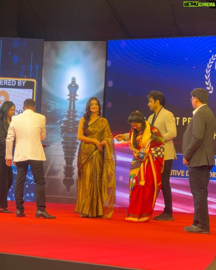 Darshana Banik Instagram - Today at #leadershipconclave #2024 hosted by @news18bangla What a beautiful event to felicitate a few notable achievers and entrepreneurs from different fields in Bengal. Congratulations to all of them 💐 And got a chance to share the stage with very handsome and my favourite @itsmeabirchatterjee . @sampurnalahiri was perfect as the host of the show💕 @biditabag ,thank you for this beautiful saree. Jewellery- @gahanejewellery Makeup- @ahuti_dutta_makeup @optimisticaamrapali96 Taj City Centre New Town, Kolkata