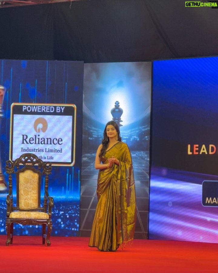 Darshana Banik Instagram - Today at #leadershipconclave #2024 hosted by @news18bangla What a beautiful event to felicitate a few notable achievers and entrepreneurs from different fields in Bengal. Congratulations to all of them 💐 And got a chance to share the stage with very handsome and my favourite @itsmeabirchatterjee . @sampurnalahiri was perfect as the host of the show💕 @biditabag ,thank you for this beautiful saree. Jewellery- @gahanejewellery Makeup- @ahuti_dutta_makeup @optimisticaamrapali96 Taj City Centre New Town, Kolkata