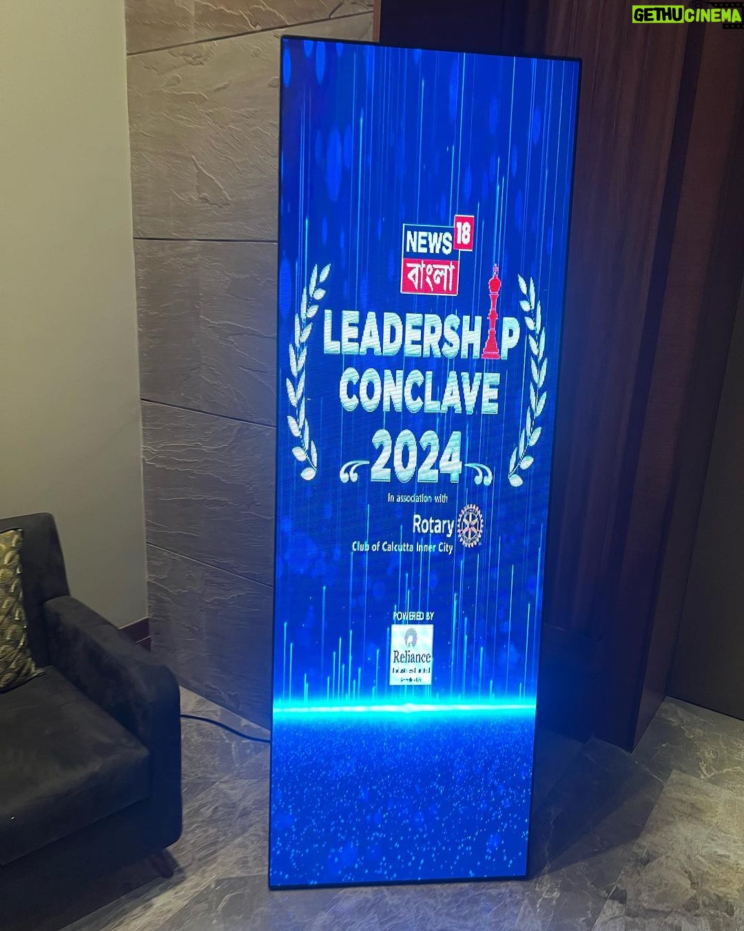 Darshana Banik Instagram - Today at #leadershipconclave #2024 hosted by @news18bangla What a beautiful event to felicitate a few notable achievers and entrepreneurs from different fields in Bengal. Congratulations to all of them 💐 And got a chance to share the stage with very handsome and my favourite @itsmeabirchatterjee . @sampurnalahiri was perfect as the host of the show💕 @biditabag ,thank you for this beautiful saree. Jewellery- @gahanejewellery Makeup- @ahuti_dutta_makeup @optimisticaamrapali96 Taj City Centre New Town, Kolkata