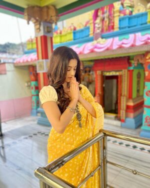 Darshana Banik Instagram - As they say, you can take the girl out of Kolkata but not Kolkata out of the girl..Today I am shooting outside my city ,so I wore a ‘Basanti’ coloured saree this morning and went to a temple(nearby the hotel) for prayers🙏🏼
Happy Saraswati Pujo Everyone😊

And happy Valentine’s Day too ❤️
HMU- @makeup_artist_amit 

#saraswatipuja #yellow #ethnic #valentines #bengalweaves