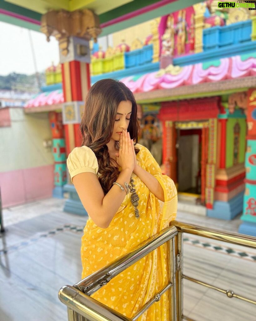 Darshana Banik Instagram - As they say, you can take the girl out of Kolkata but not Kolkata out of the girl..Today I am shooting outside my city ,so I wore a ‘Basanti’ coloured saree this morning and went to a temple(nearby the hotel) for prayers🙏🏼 Happy Saraswati Pujo Everyone😊 And happy Valentine’s Day too ❤️ HMU- @makeup_artist_amit #saraswatipuja #yellow #ethnic #valentines #bengalweaves
