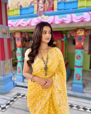 Darshana Banik Instagram - As they say, you can take the girl out of Kolkata but not Kolkata out of the girl..Today I am shooting outside my city ,so I wore a ‘Basanti’ coloured saree this morning and went to a temple(nearby the hotel) for prayers🙏🏼
Happy Saraswati Pujo Everyone😊

And happy Valentine’s Day too ❤️
HMU- @makeup_artist_amit 

#saraswatipuja #yellow #ethnic #valentines #bengalweaves
