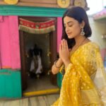Darshana Banik Instagram - As they say, you can take the girl out of Kolkata but not Kolkata out of the girl..Today I am shooting outside my city ,so I wore a ‘Basanti’ coloured saree this morning and went to a temple(nearby the hotel) for prayers🙏🏼 Happy Saraswati Pujo Everyone😊 And happy Valentine’s Day too ❤️ HMU- @makeup_artist_amit #saraswatipuja #yellow #ethnic #valentines #bengalweaves