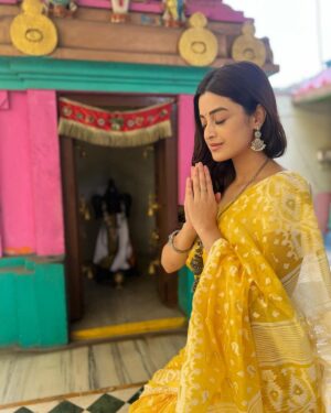 Darshana Banik Instagram - As they say, you can take the girl out of Kolkata but not Kolkata out of the girl..Today I am shooting outside my city ,so I wore a ‘Basanti’ coloured saree this morning and went to a temple(nearby the hotel) for prayers🙏🏼
Happy Saraswati Pujo Everyone😊

And happy Valentine’s Day too ❤️
HMU- @makeup_artist_amit 

#saraswatipuja #yellow #ethnic #valentines #bengalweaves