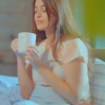 Darshana Banik Instagram - কনকনে ঠান্ডা! লেপের ভিতর থেকে বের হতে ভয়! সিম্পলি একটা হট বাথেই সব ঠাণ্ডা উধাও হয়ে যেতে পারে? আজই বাড়িতে নিয়ে আসুন ভি-গার্ডের ওয়াটার হিটার। আর ঠান্ডাকে করুন কাবু। #VGuard #VGuardWaterHeater #IsThandThandMattRakh #ThandMattRakh