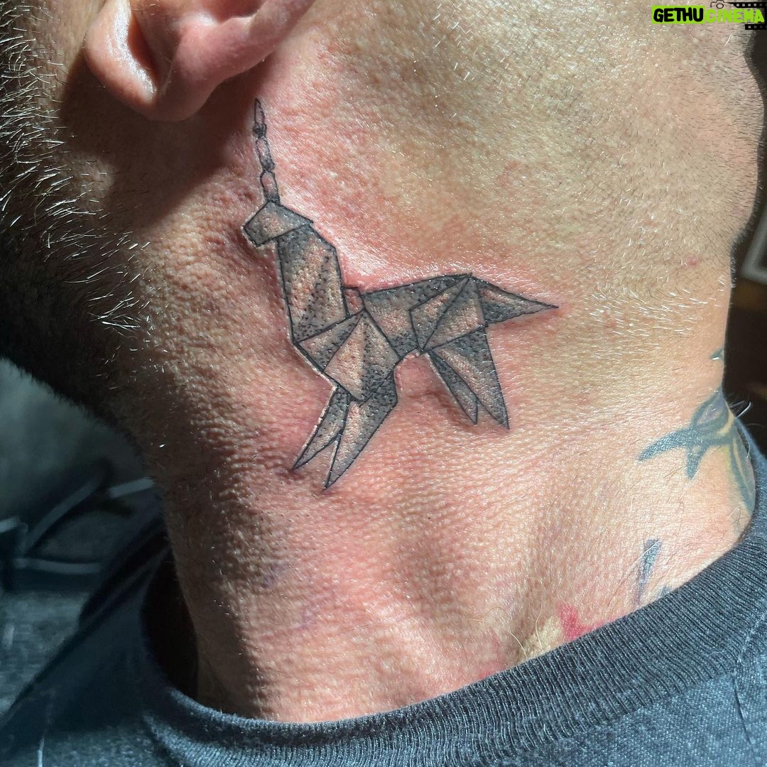 Dave Bautista Instagram - Hey! I gotta be me! 🤷🏻♂️ @dcsocietyink @john02john #BladeRunner #Basquiat DC Society Ink