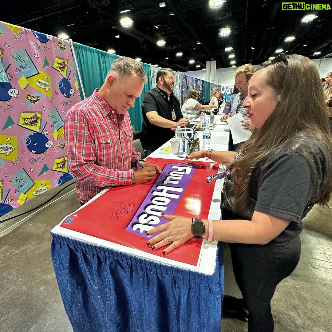 Dave Coulier Instagram - What an amazing weekend, getting to spend time with fans and my #fullhouse family at #90scontampa Thank you for stopping by. We love you❤️ Tampa Convention Center