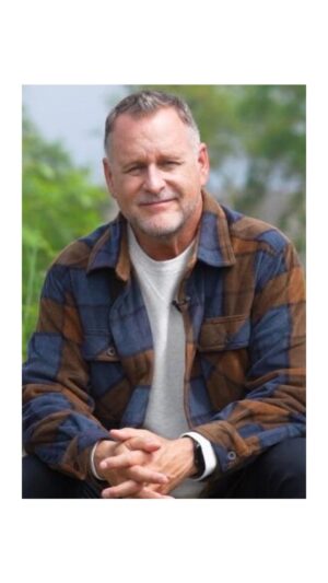 Dave Coulier Instagram - I share my story of grief and sobriety in the September issue of @guidepostsmedia.

Read the full article, linked in my story. 

Guide Posts video and photo by @matthew.gilson 
Grooming @glamourbytaylor_mua 
Family photo by @melissacoulier