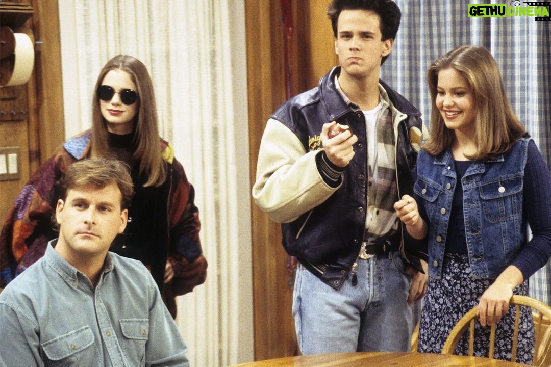Dave Coulier - 32K Likes - A #sneakpeak at tomorrow’s guest. We’re taken to a ~whole new world~ with these #throwback pictures 😉
Tomorrow!!!
#fullhouse #davecoulier #fullerhouse #stevehale