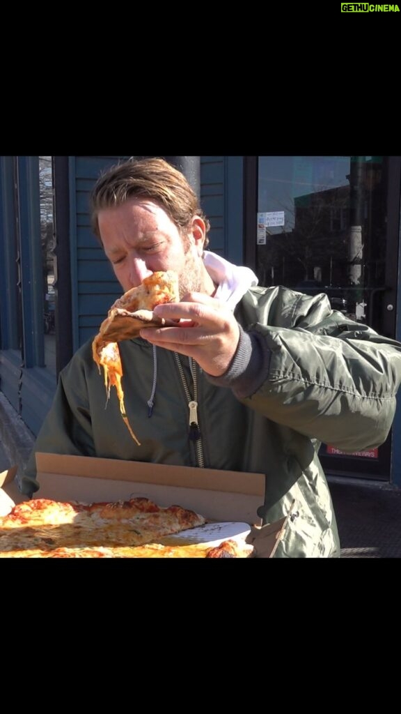 Dave Portnoy Instagram - Barstool Pizza Review - Bob’s Pizza (Chicago, IL) presented by @mugsy