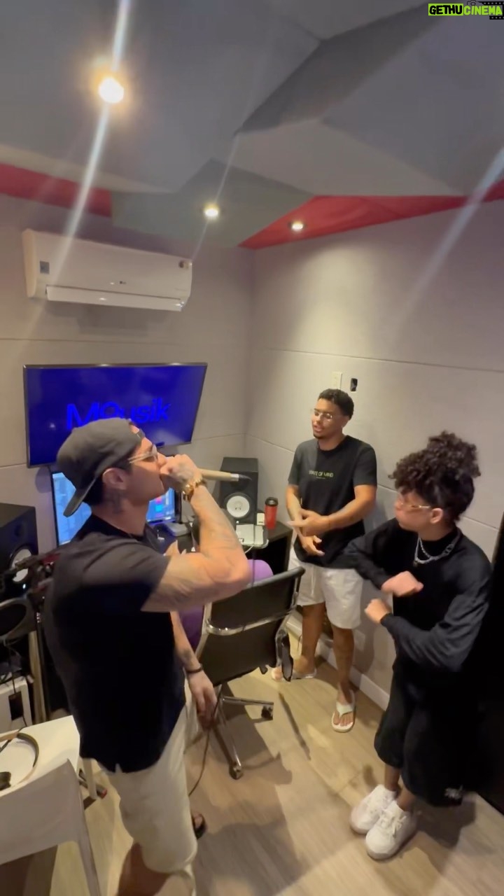 Davi Kneip Instagram - SÓCIOS 1.0 - Davi Kneip, MC Niel, MC Braz, Xamuel e MC Anjim ( DJ Caetano ) … em breve @mcnielreal @mcbrazoficial @mcanjim @xamuel08 @caetanoprod