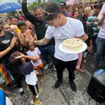 Davi Kneip Instagram - Hoje completo 25 anos e o melhor presente que eu poderia receber, foi ajudar as pessoas. Hoje doei 15 TONELADAS de alimentos, 1100 cestas básicas pra honra e glória de DEUS 🙏❤️ Obrigado a todos envolvidos, meu irmão @thales.baiao que entrou nesse projeto comigo sem medo, toda minha equipe, todas as comunidades, a @top_alimentos que doou 600 panetones, ao @tileleo com toda sua equipe e com seu suporte incrível e @jocumbelohorizonte por vários projetos incríveis. MISSÃO CUMPRIDA ❤️ Belo Horizonte, Brazil
