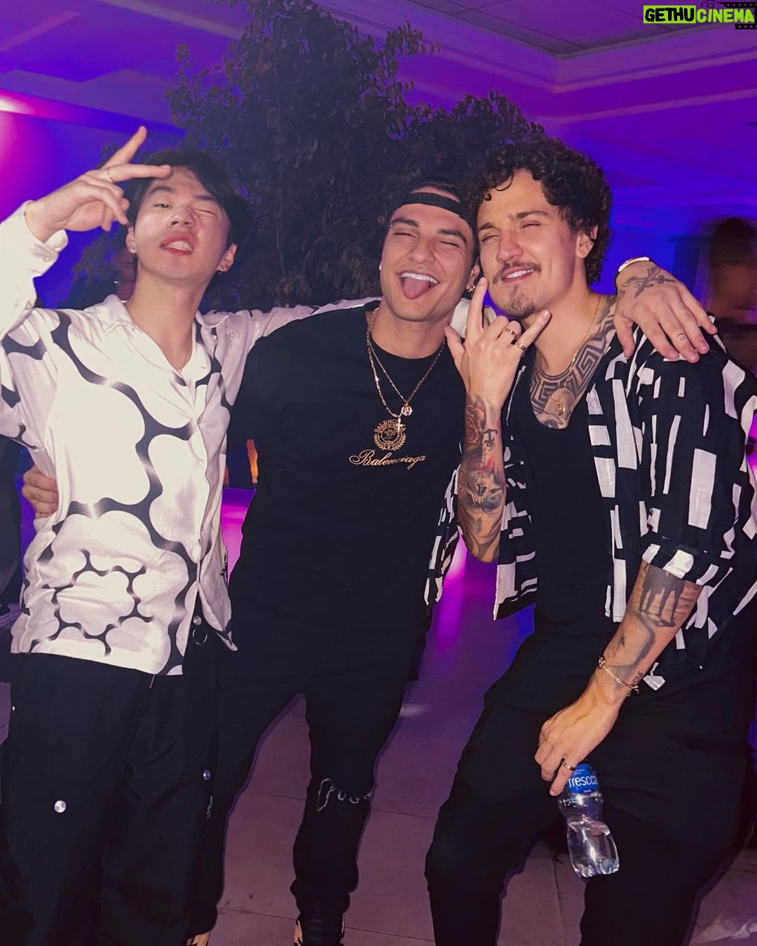Davi Kneip Instagram - Que semana 🔥 Iniciamos com o aniversário do meu irmão @laddynada, e da melhor forma participamos do lançamento da @fos.company dos fenômenos @christian_fig e @allanjeon 💥 São Paulo, Brazil