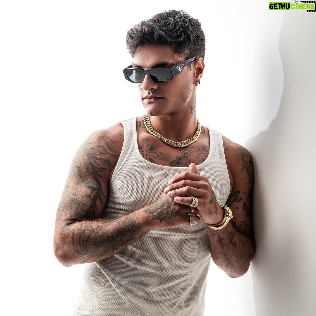 Davi Kneip Instagram - De 0 a 100% … Qual sua % de ciúmes hahaha ?! Minha 109% 🤪❤️🔥 📸 : @thiagomisan Belo Horizonte, Brazil