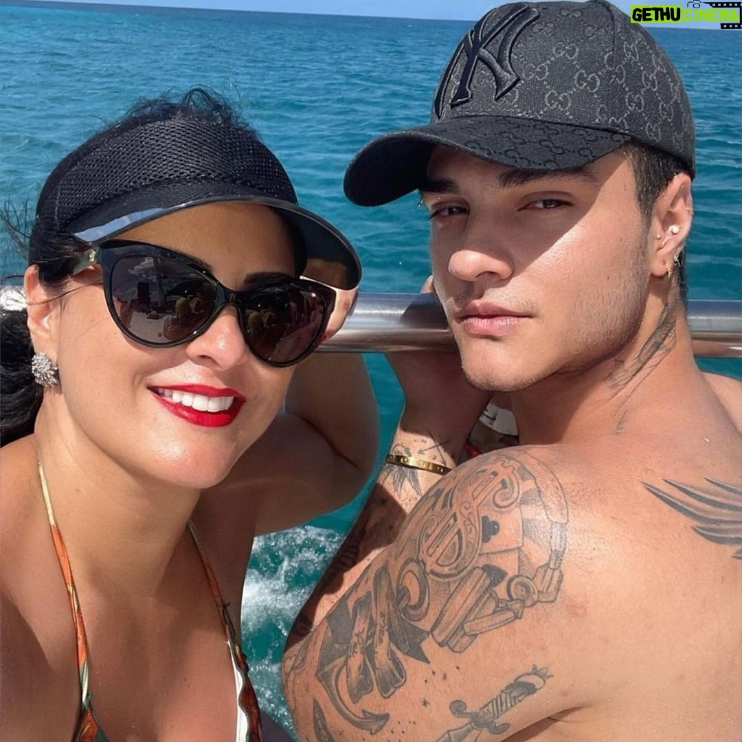 Davi Kneip Instagram - Happy Mothers Day ❤️❤️❤️ te amo minha rainha ! Você é incrivel !!! Quero conquistar uma mulher como você ! Mãe, mulher maravilhosa, esposa indescritivel, a pessoa mais pura do mundo !!!! Te amooooooo ❤️
