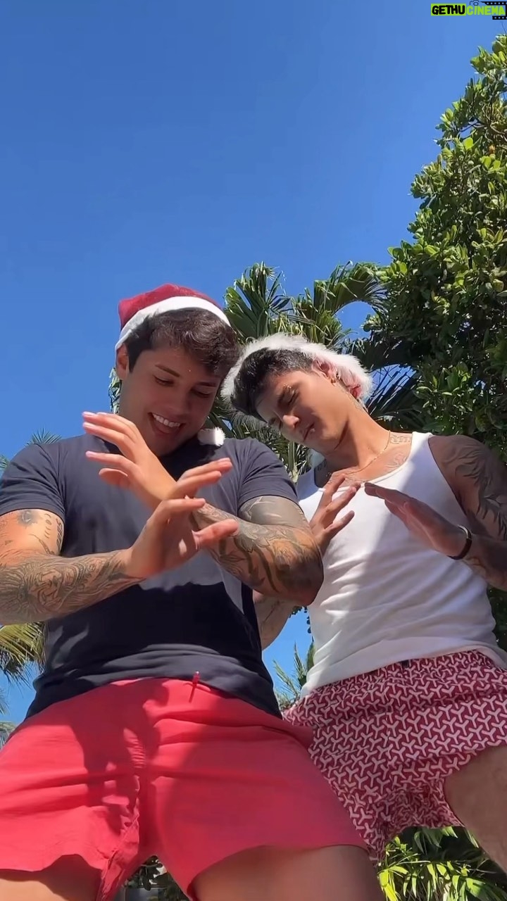 Davi Kneip Instagram - Qual presente de natal você escolhe? 😄🤦🏻🎶